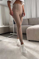 Leggings beige aderenti in cotone spesso elasticizzato, vita alta con cuciture longitudinali, prodotto Moda-Mania.