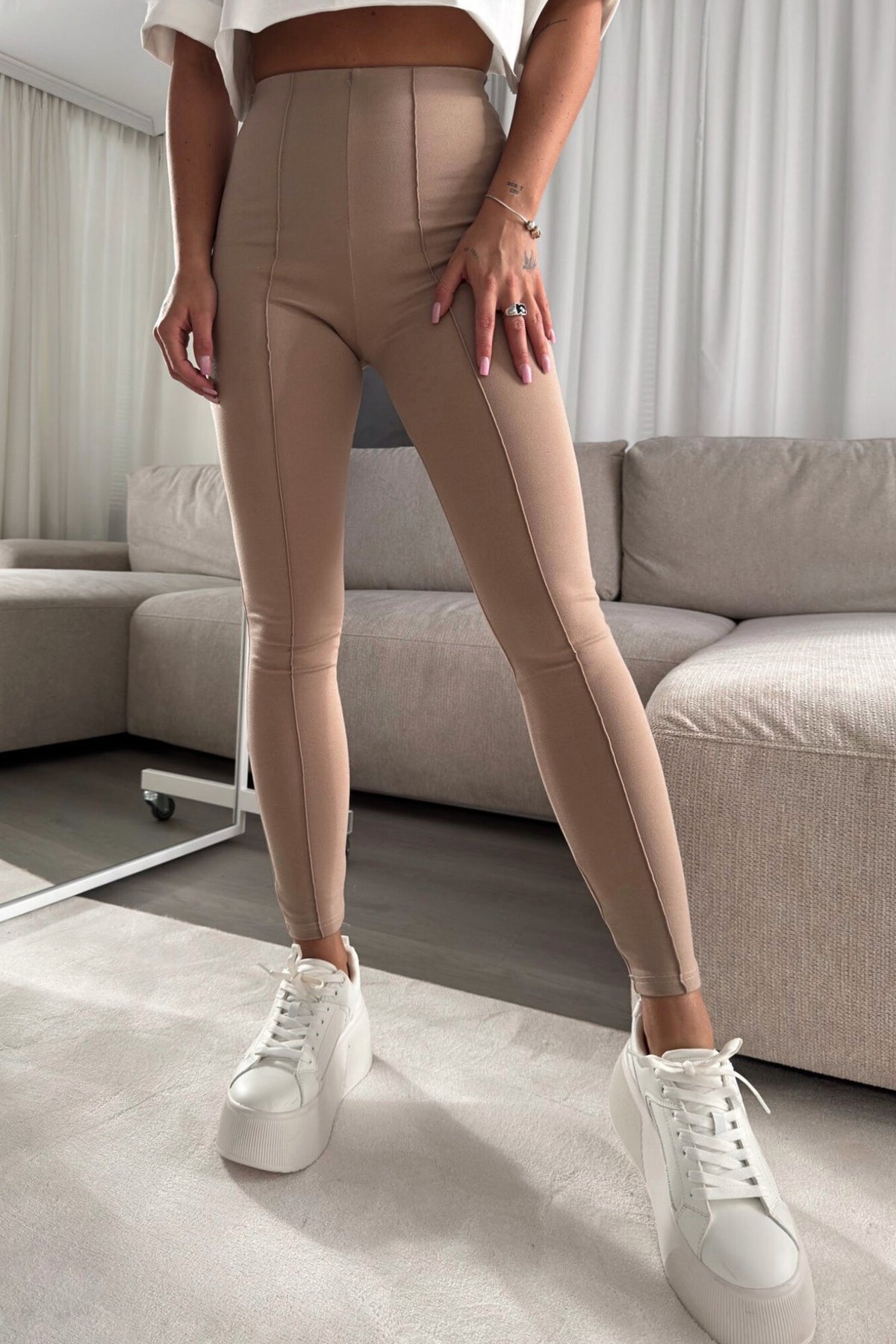 Leggings beige aderenti in cotone spesso elasticizzato, vita alta con cuciture longitudinali, pantaloni Moda-Mania