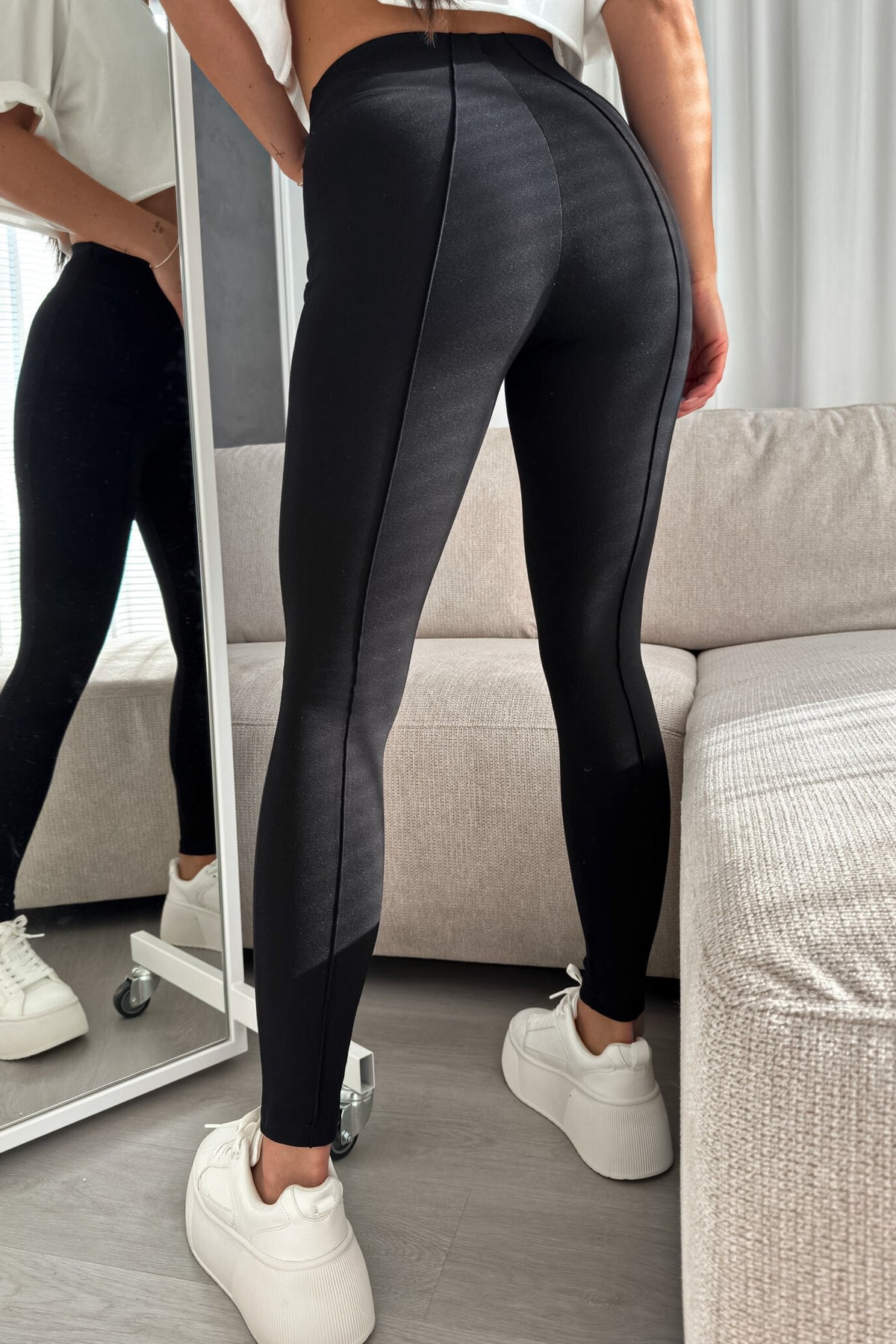 Leggings neri aderenti in cotone spesso elasticizzato, vita alta con cuciture longitudinali, pantaloni moda-manìa