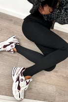 Pantaloni leggings neri a vita alta Moda-Mania con cuciture longitudinali e tasche finte, in tessuto elastico e aderente.