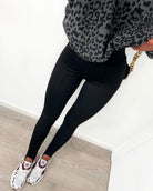 Pantaloni leggings nero a vita alta Moda-Mania con cuciture longitudinali e tasche finte, tessuto sottopiede, stile sportivo e elegante