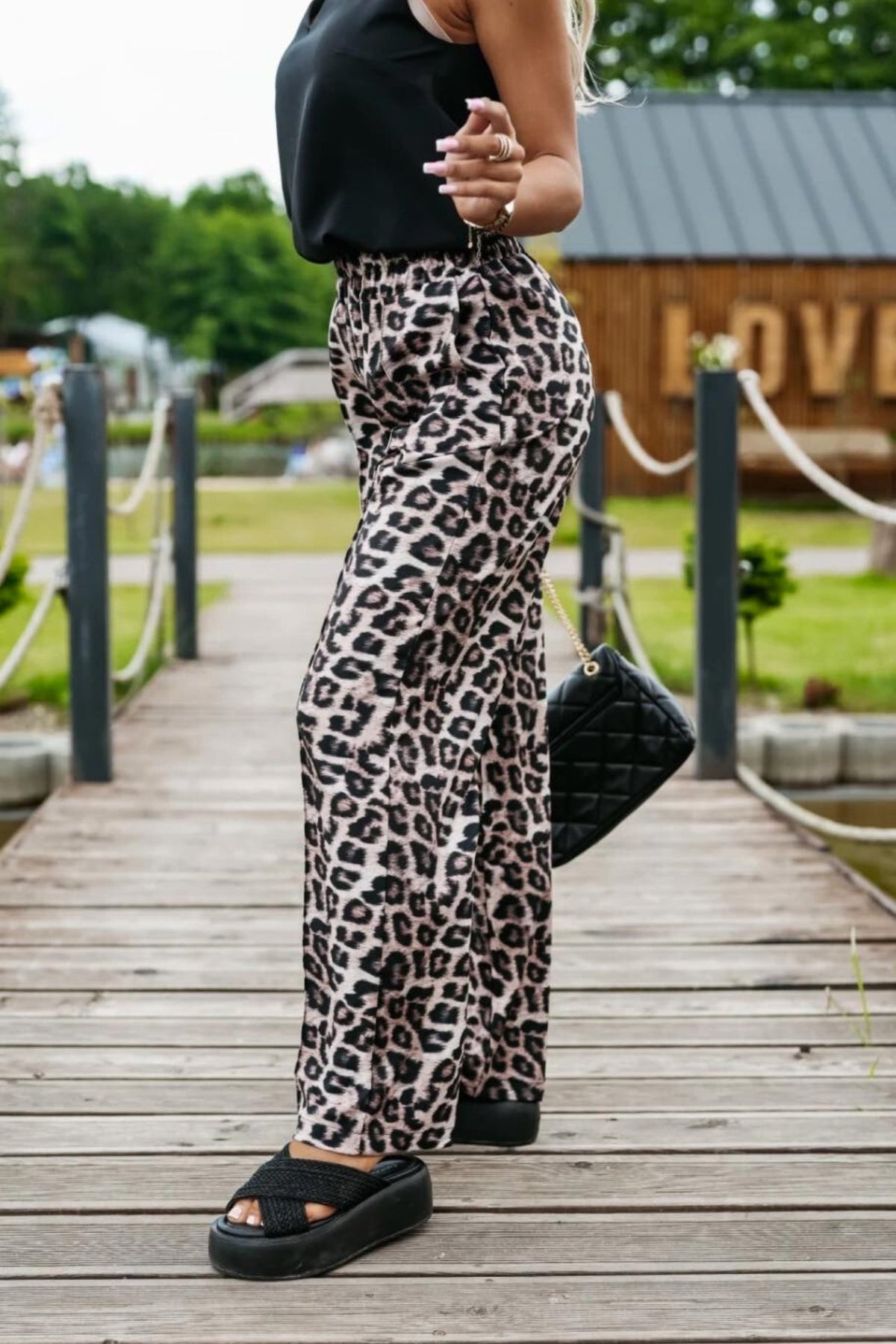 Pantaloni a stampa leopardata in viscosa Moda-Mania, gamba larga e tasche laterali, vestibilità comoda e stile di tendenza.
