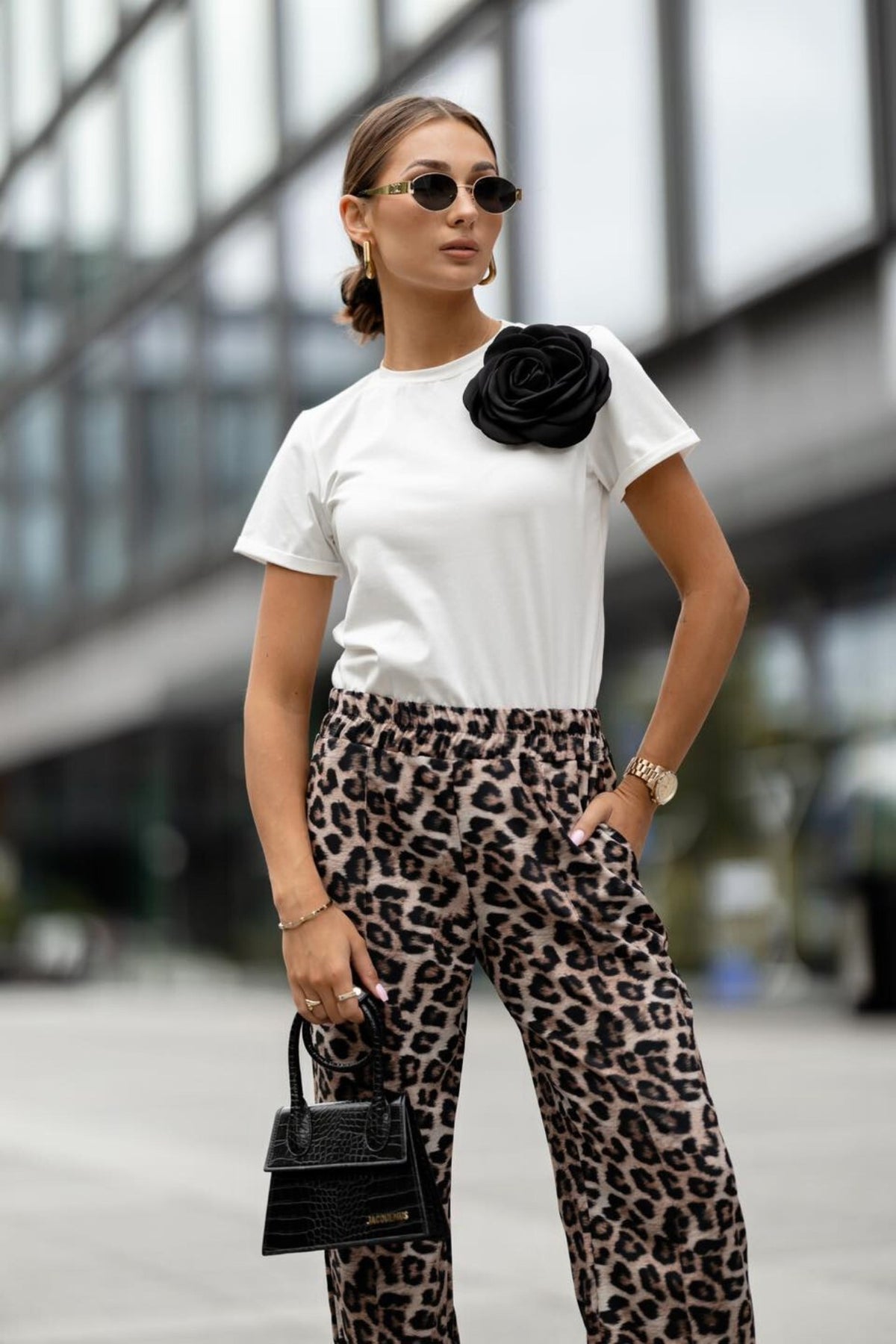 Pantaloni a stampa leopardata Moda-Mania in viscosa, gamba larga con tasche laterali, tessuto morbido e elegante.