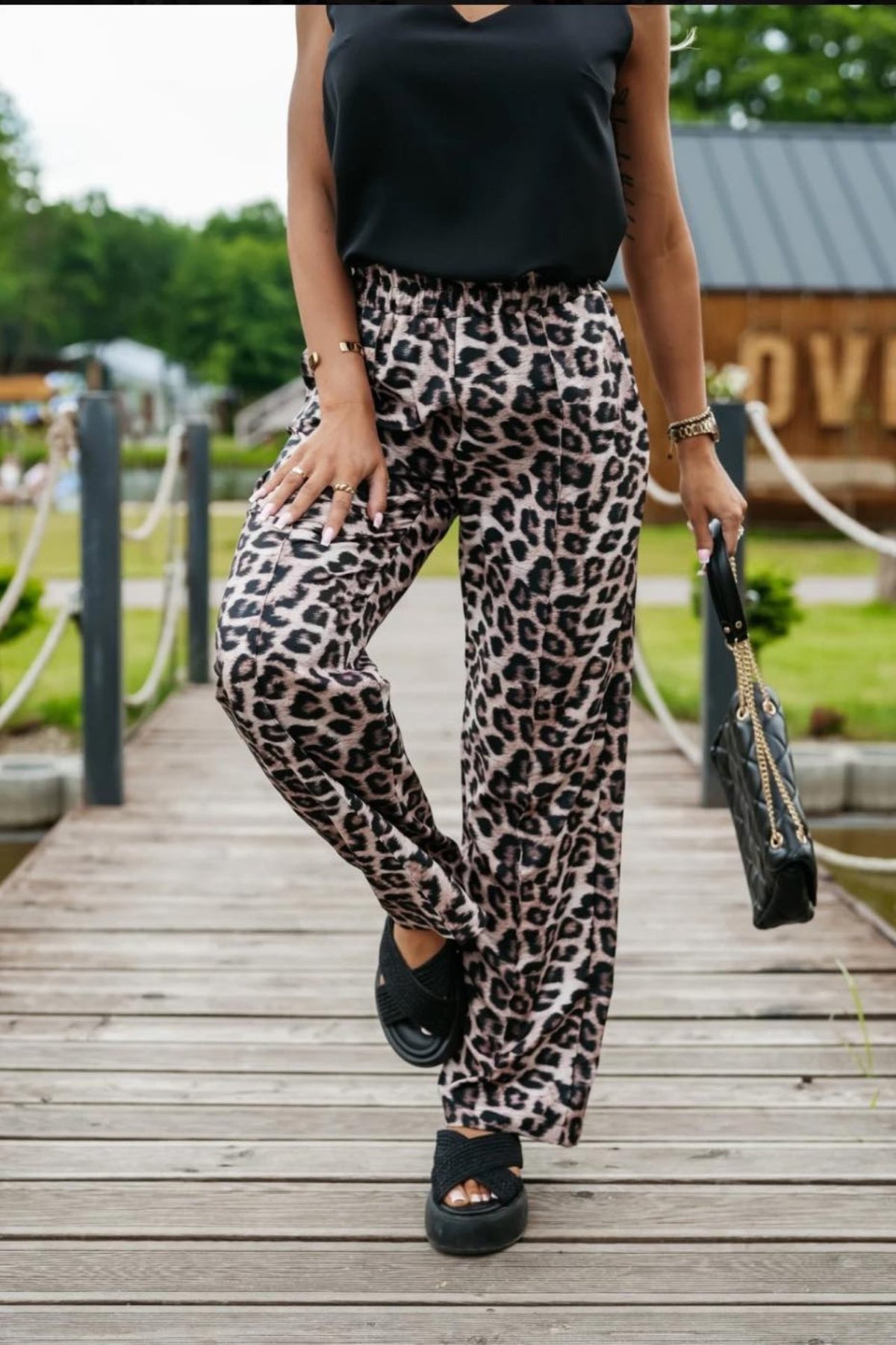 Pantaloni a stampa leopardata in viscosa Moda-Mania, gamba larga, tasche laterali, tessuto morbido e confortevole.