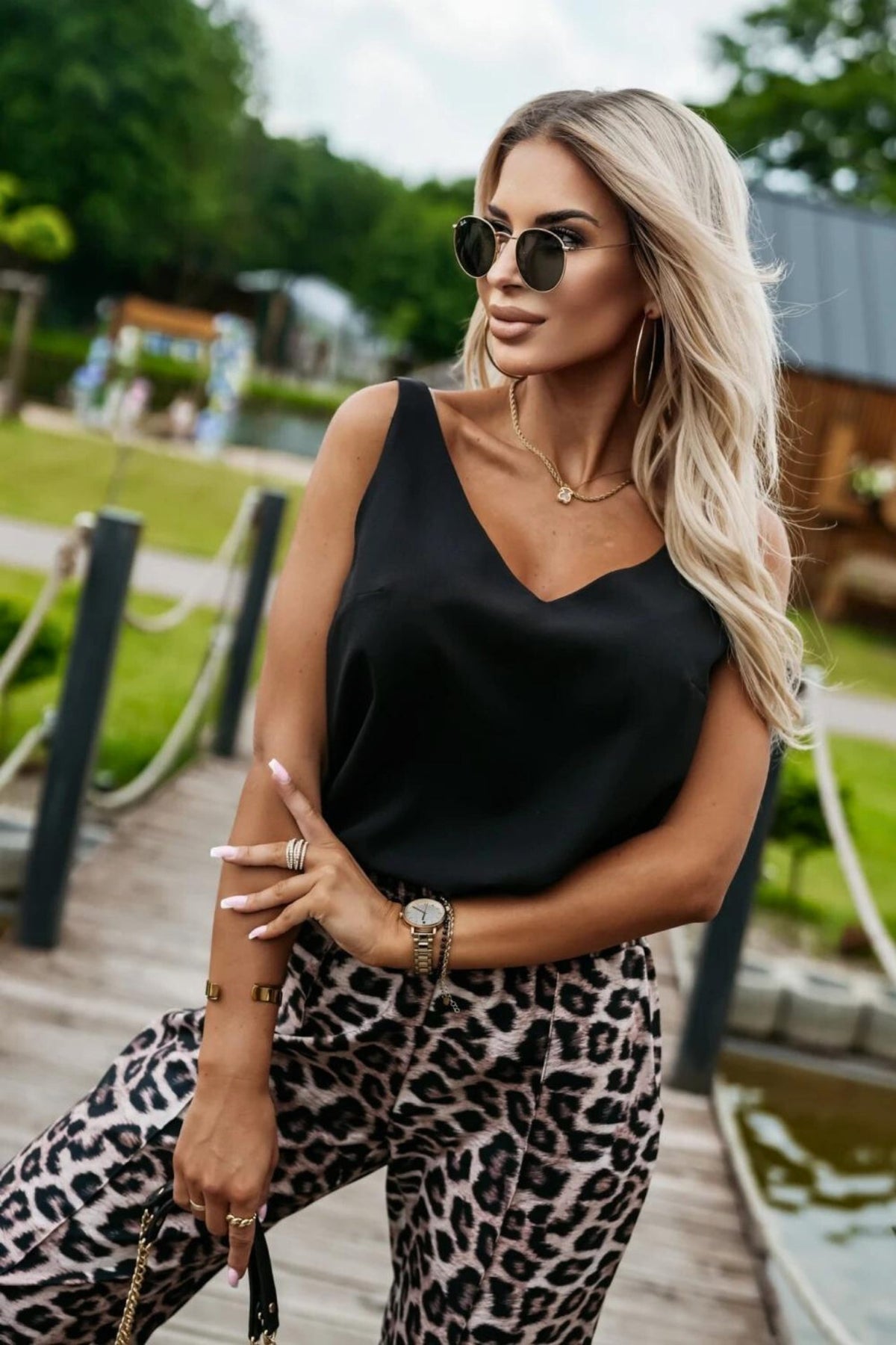 Pantaloni a stampa leopardata in viscosa Moda-Mania, gamba larga, con tasche laterali, vestibilità comoda e stile elegante.