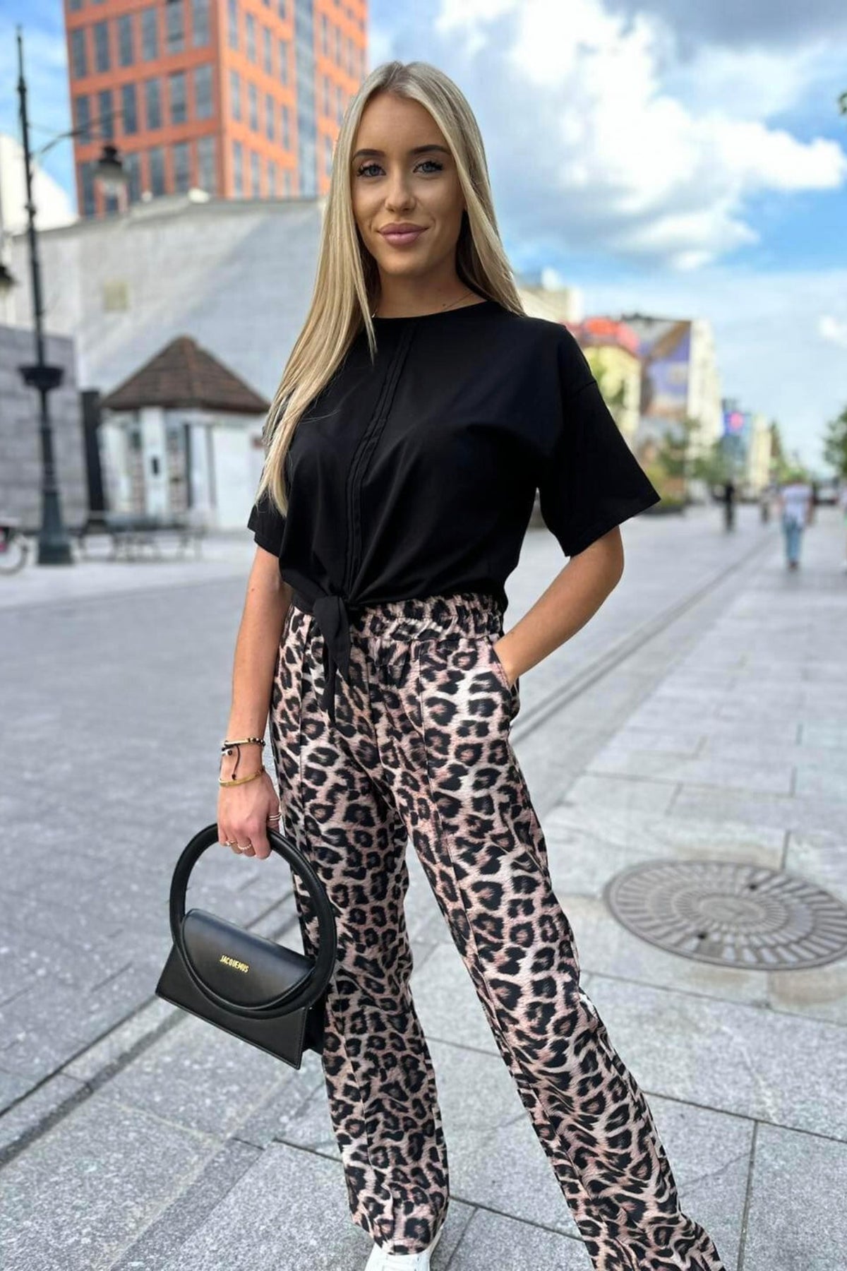 Pantaloni Moda-Mania a stampa leopardata in viscosa, gamba larga e tasche laterali, eleganti e comodi per ogni occasione.