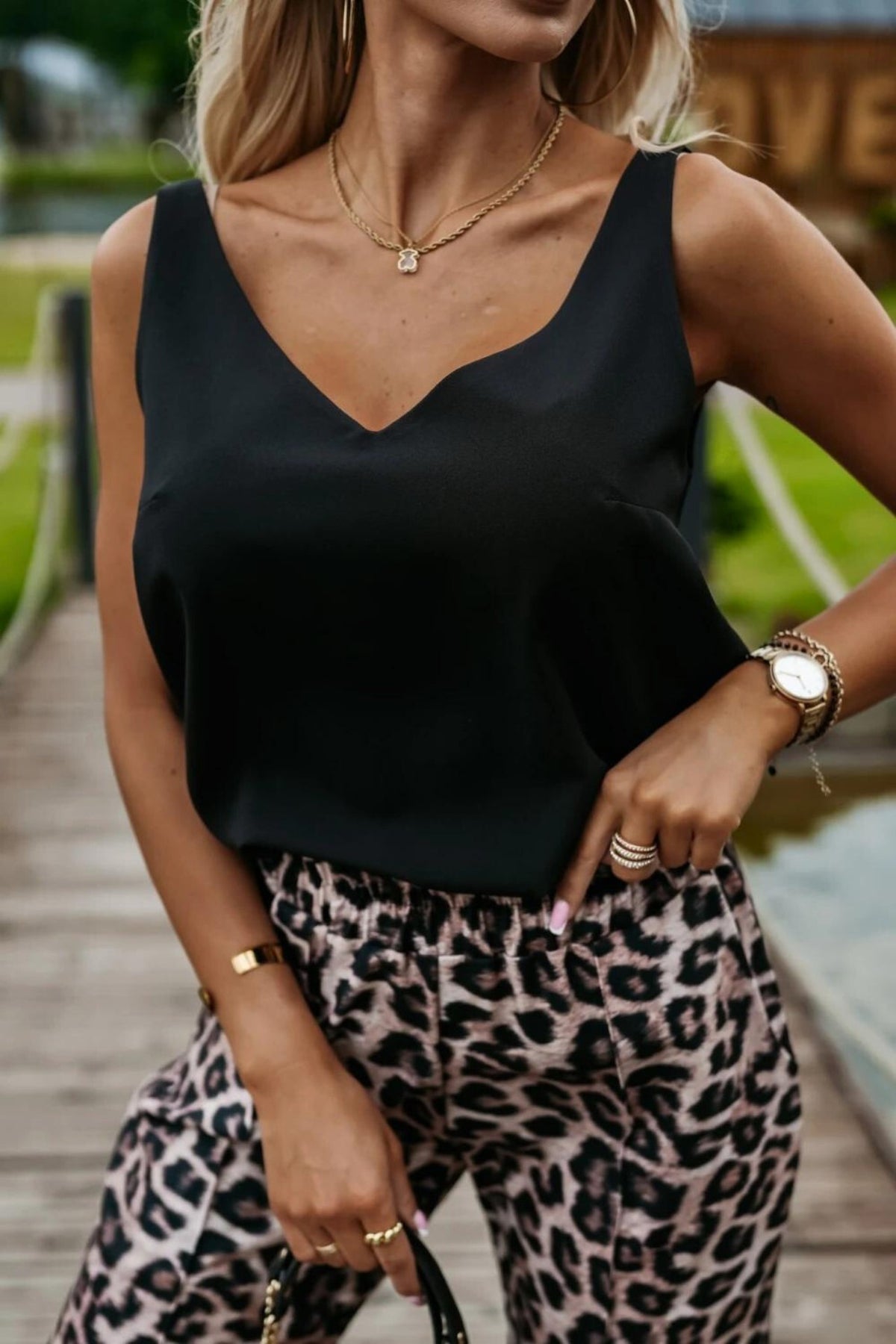 Pantaloni a stampa leopardata in viscosa Moda-Mania, gamba larga e tasche laterali, vestibilità comoda e stile alla moda.
