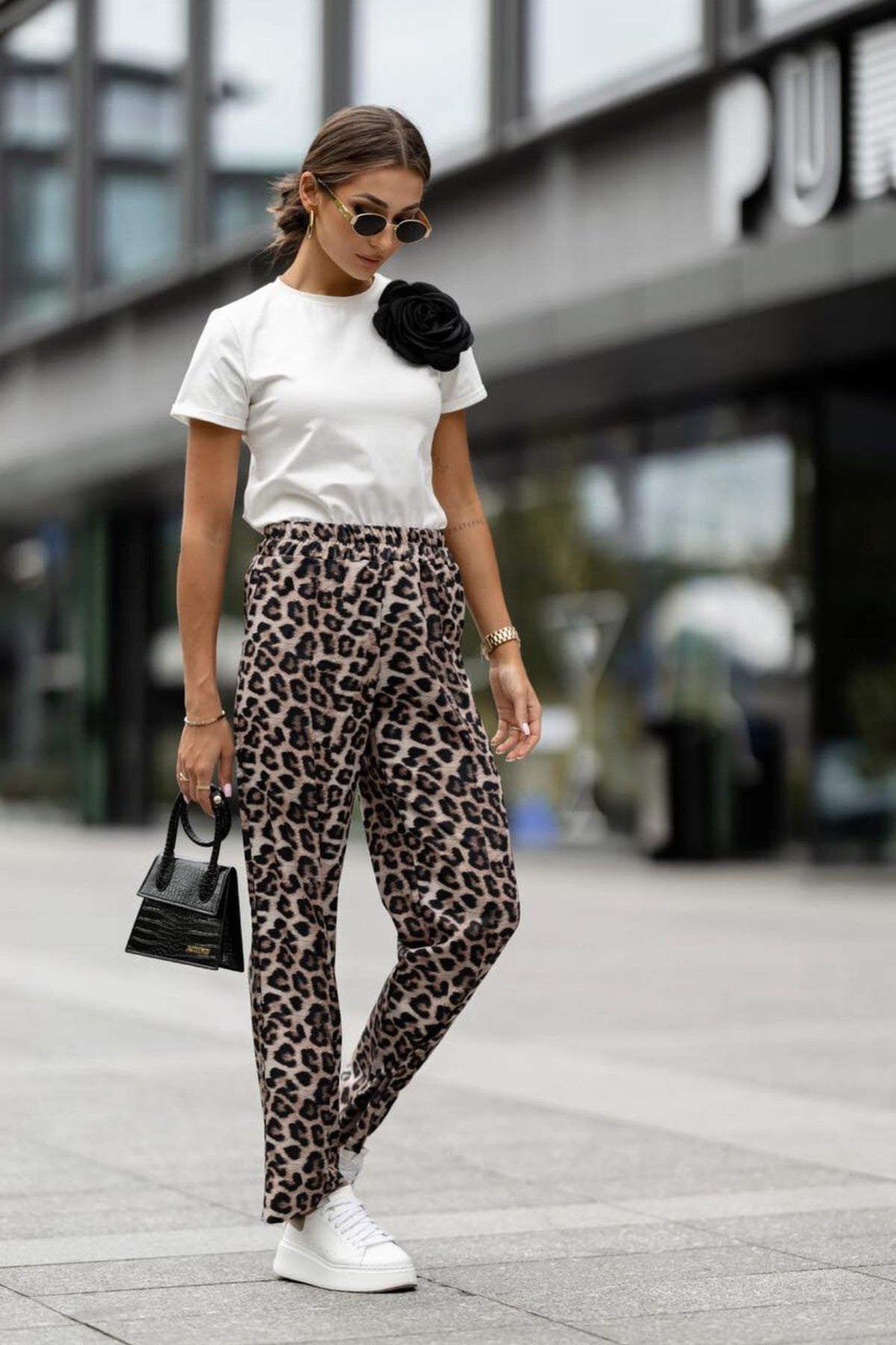 Pantaloni a stampa leopardata Moda-Mania in viscosa con gamba larga e tasche laterali, morbidi e comodi.