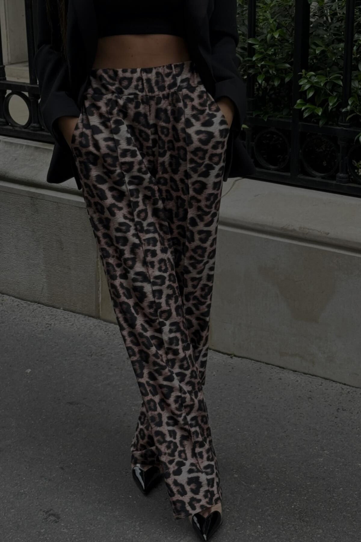 Pantaloni a stampa leopardata in viscosa Moda-Mania, gamba larga e tasche laterali, visibili in questa immagine.