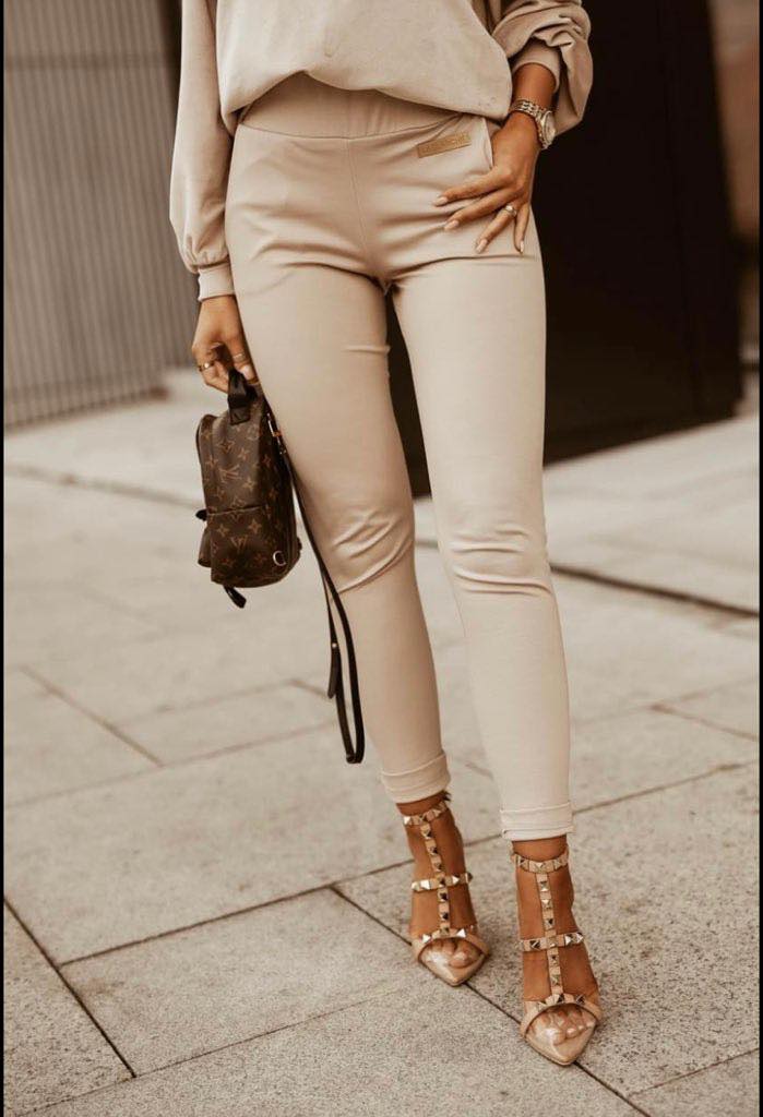 Pantaloni beige beige scuro in cotone con tasche laterali e vita alta