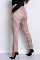 Pantaloni casual beige a fantasia sottile gessata con tasche laterali, marca Moda-Mania, tessuto leggero e stile comodo