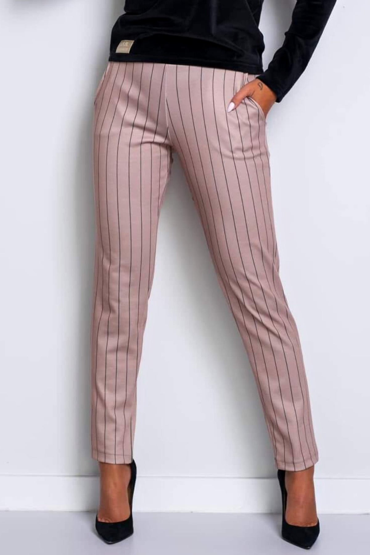 Pantaloni casual beige a fantasia sottile gessata con tasche laterali, marca Moda-Mania, visibili su sfondo neutro.