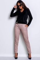 Pantaloni casual beige a fantasia sottile gessata con tasche laterali, marca Moda-Mania, visibili in primo piano.