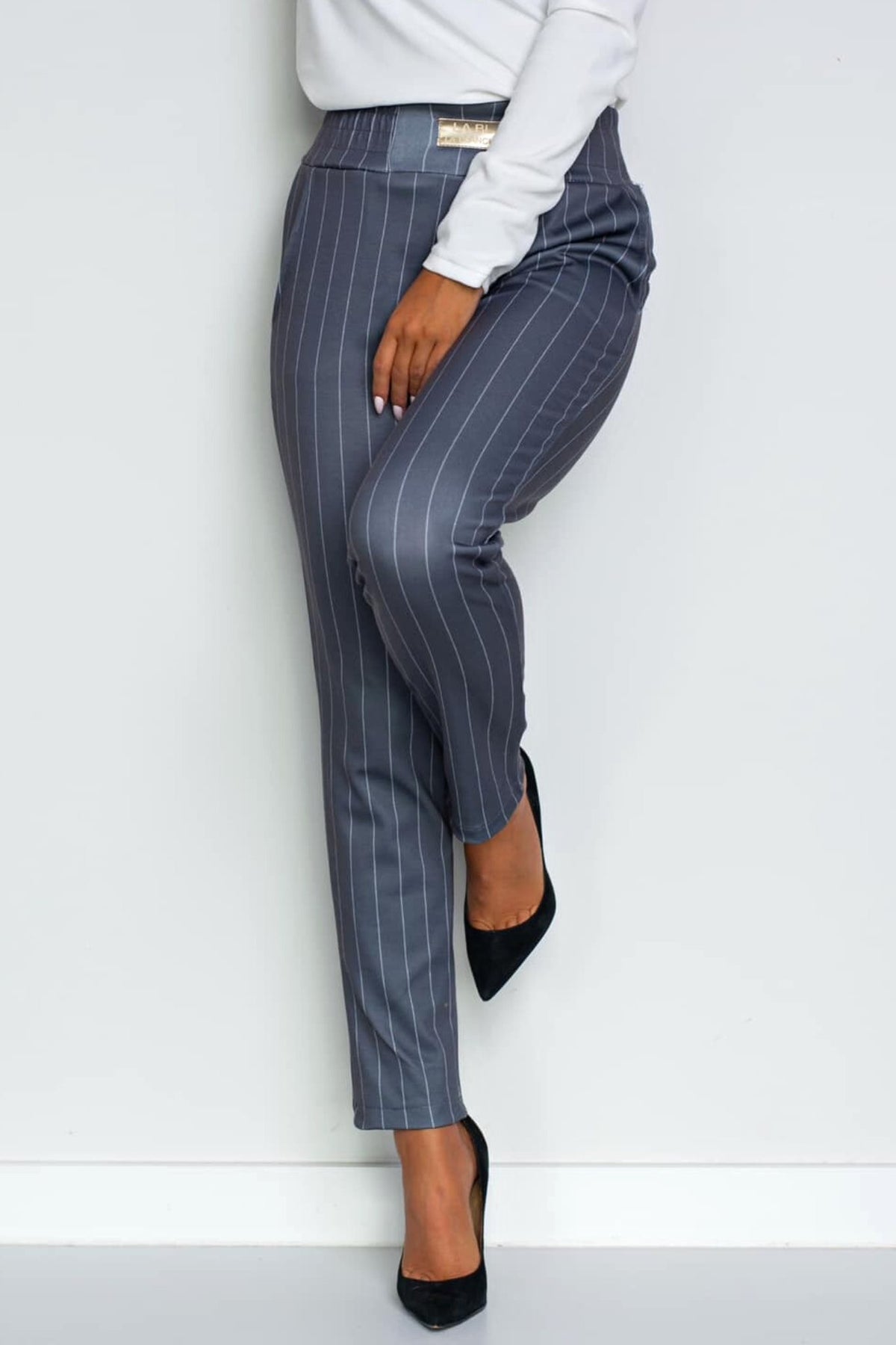 Pantaloni casual grigi Moda-Mania a fantasia gessata con tasche laterali, vestibilità comoda e stile elegante.