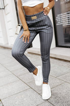 Pantaloni casual grigi a fantasia gessata con tasche laterali, marca Moda-Mania, stile comodo e versatile.