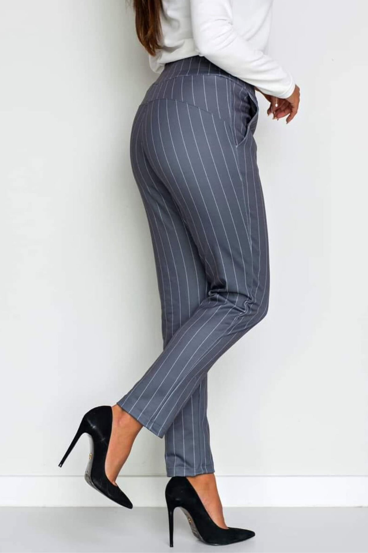 Pantaloni casual grigi Moda-Mania con fantasia gessata e tasche laterali, tessuto morbido e stile rilassato.