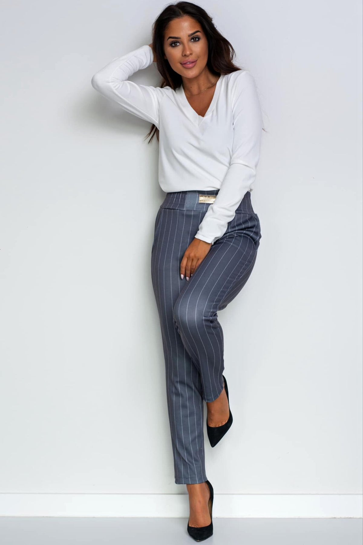 Pantaloni casual Moda-Mania grigi a fantasia gessata con tasche laterali, tessuto morbido e stile elegante.