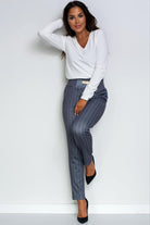 Pantaloni casual Moda-Mania grigi a fantasia gessata con tasche laterali, tessuto morbido e stile elegante.