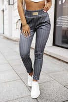 Pantaloni casual grigi a fantasia gessata con tasche laterali, marca Moda-Mania, in tessuto morbido e comodo.