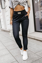 Pantaloni casual Moda-Mania neri grafite con fantasia sottile gessata e tasche laterali, vestibilità comoda e stile elegante.