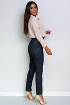 Pantaloni casual Moda-Mania in nero grafite con fantasia sottile gessata e tasche laterali, tessuto comodo e stile versatile.
