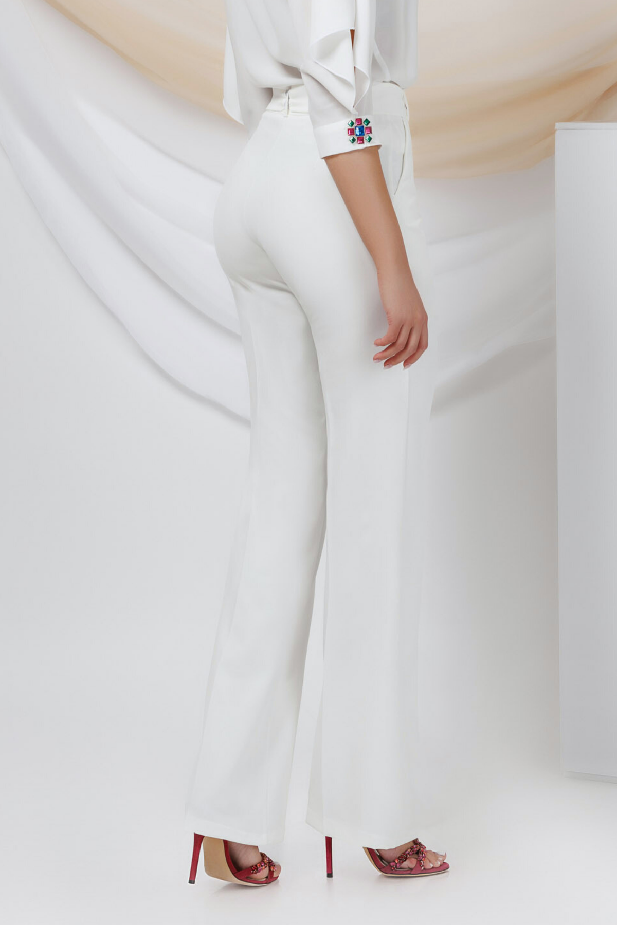 Pantaloni eleganti bianchi a gamba larga Pretty Girl con cintura rimovibile e fibbia gioiello, stile raffinato e accessoriato.