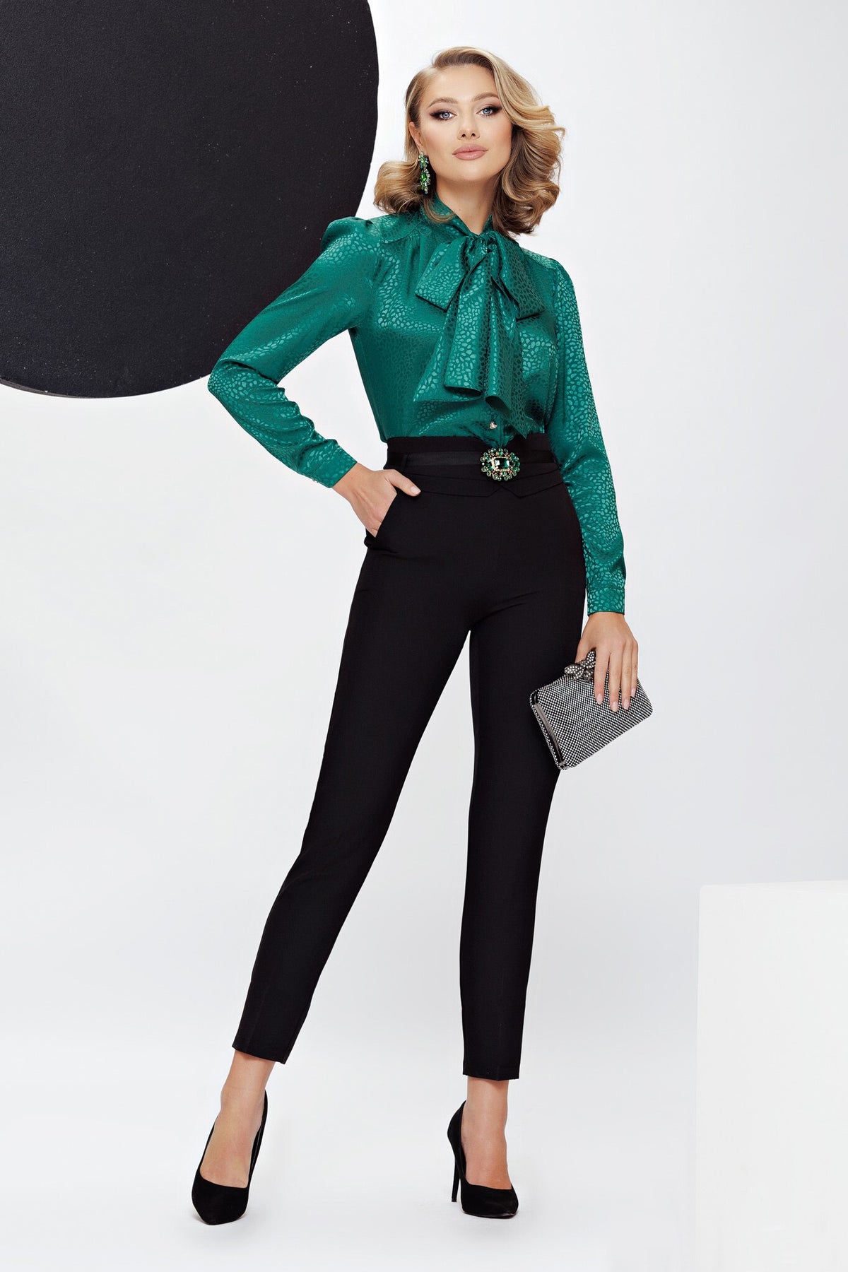 Pantaloni eleganti neri a sigaretta Fofy in vita alta con cinturino e fibbia gioiello verde, tessuto liscio e stile sofisticato.