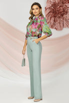 Pantaloni eleganti verdi menta a gamba larga Pretty Girl con accessori dorati laterali in vita, tessuto fluido e stile sofisticato.