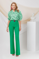 Pantaloni eleganti verdi a gamba larga Pretty Girl con cintura rimovibile e fibbia gioiello, tessuto fluido e stile sofisticato.