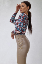 Pantaloni in similpelle lucida beige a vita alta di Moda-Mania, con catenella metallica e cerniere decorative alle caviglie.