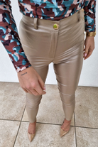 Pantaloni in similpelle lucida beige a vita alta con catenella metallica e cerniere decorative alle caviglie, moda-Mania.