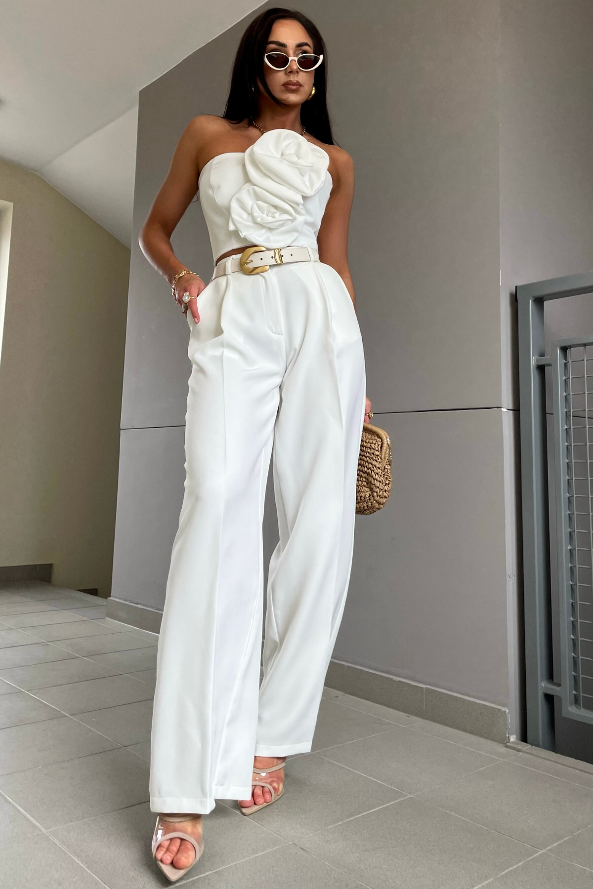 Pantaloni lunghi bianchi a palazzo di Moda-Mania con tasche laterali e vita medio alta, tessuto leggero e stile elegante.