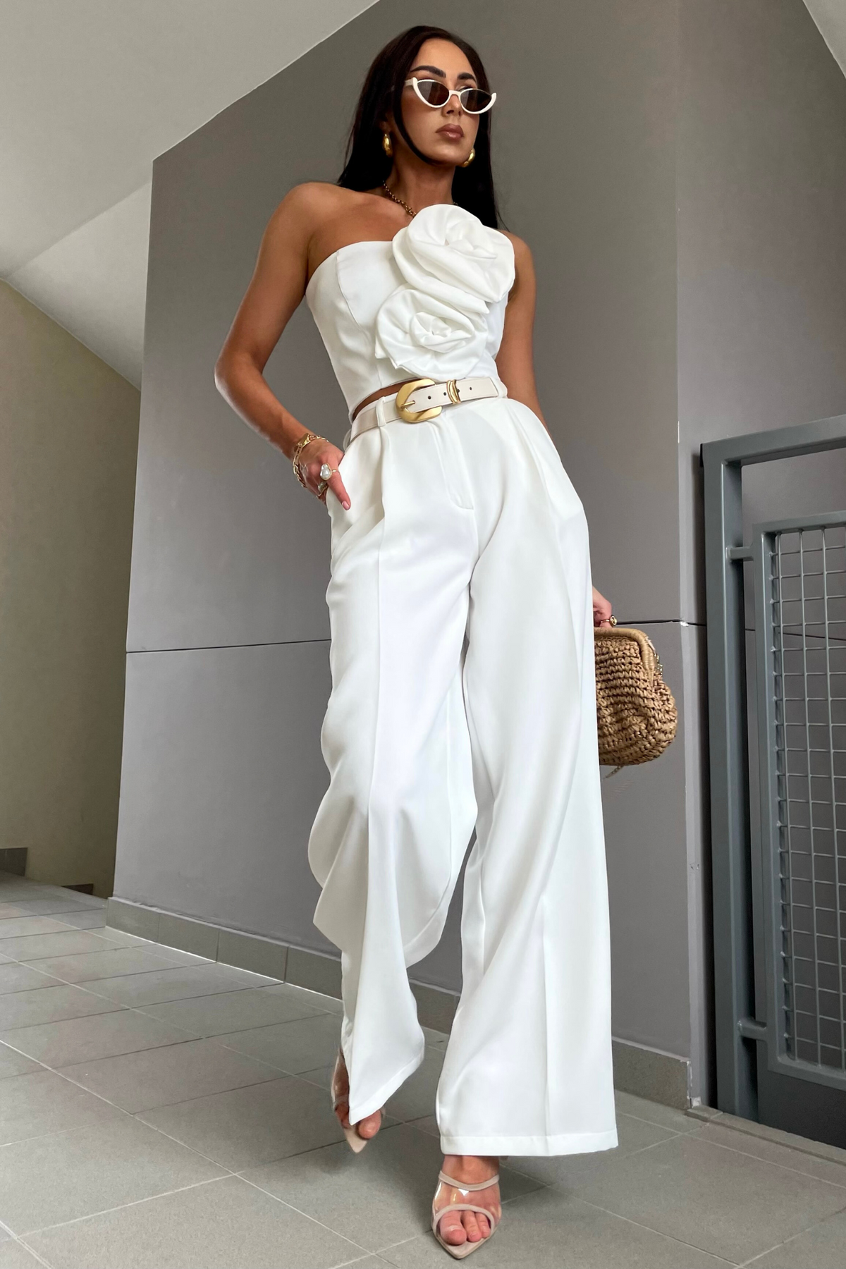 Pantaloni lunghi bianchi a palazzo Moda-Mania con tasche laterali e vita medio alta, visibili in dettaglio sull'immagine.