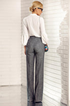 Pantaloni lunghi grigi a righe bianche Fofy, modello elegante a gamba larga e vita alta, visibili in primo piano.