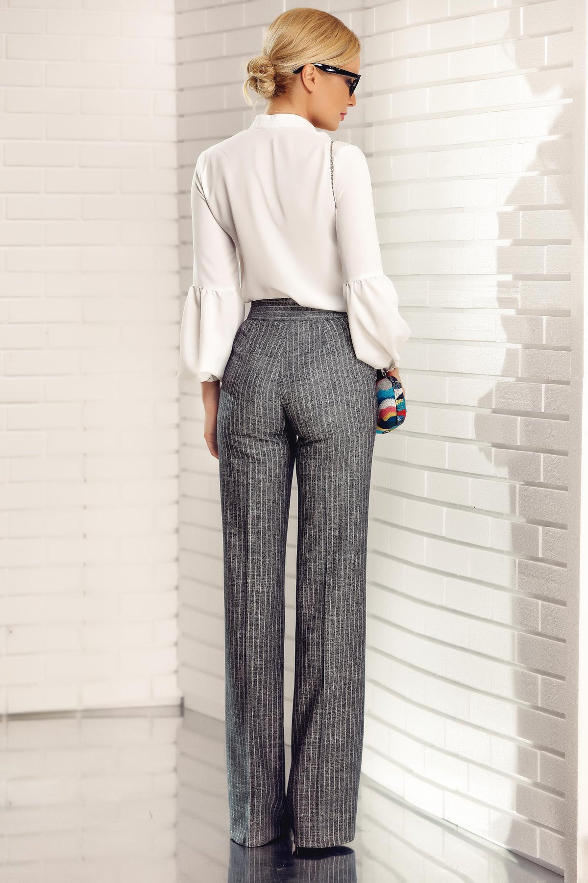 Pantaloni lunghi grigi a righe bianche Fofy, modello elegante a gamba larga e vita alta, visibili in primo piano.