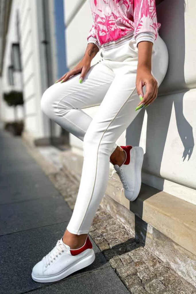 Pantaloni lunghi sportivi bianchi in cotone con tasche laterali e riga sottile dorata