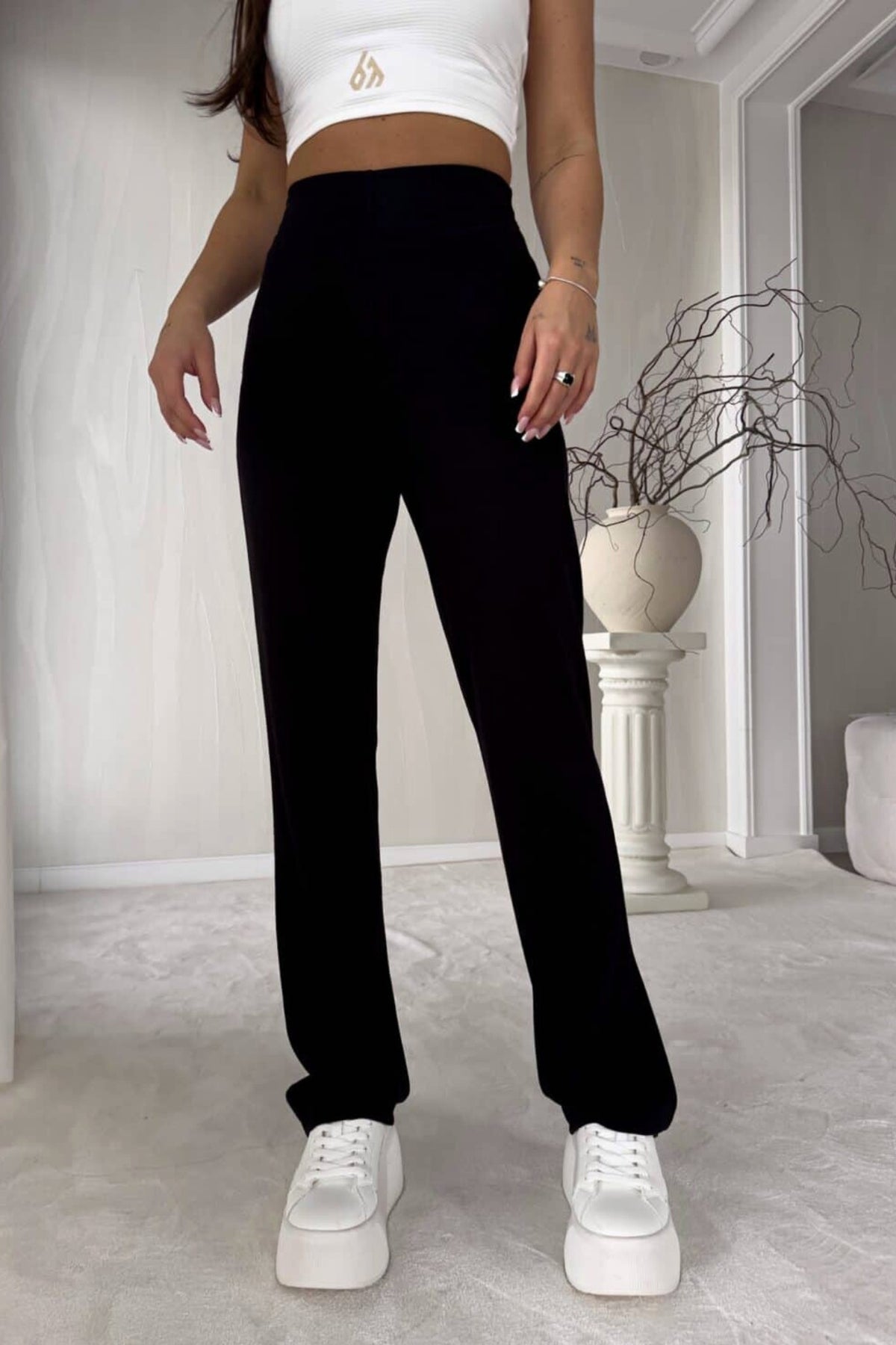 Pantaloni neri in viscosa Moda-Mania, vita alta elasticizzata, gamba larga con tasche laterali, look elegante e comodo
