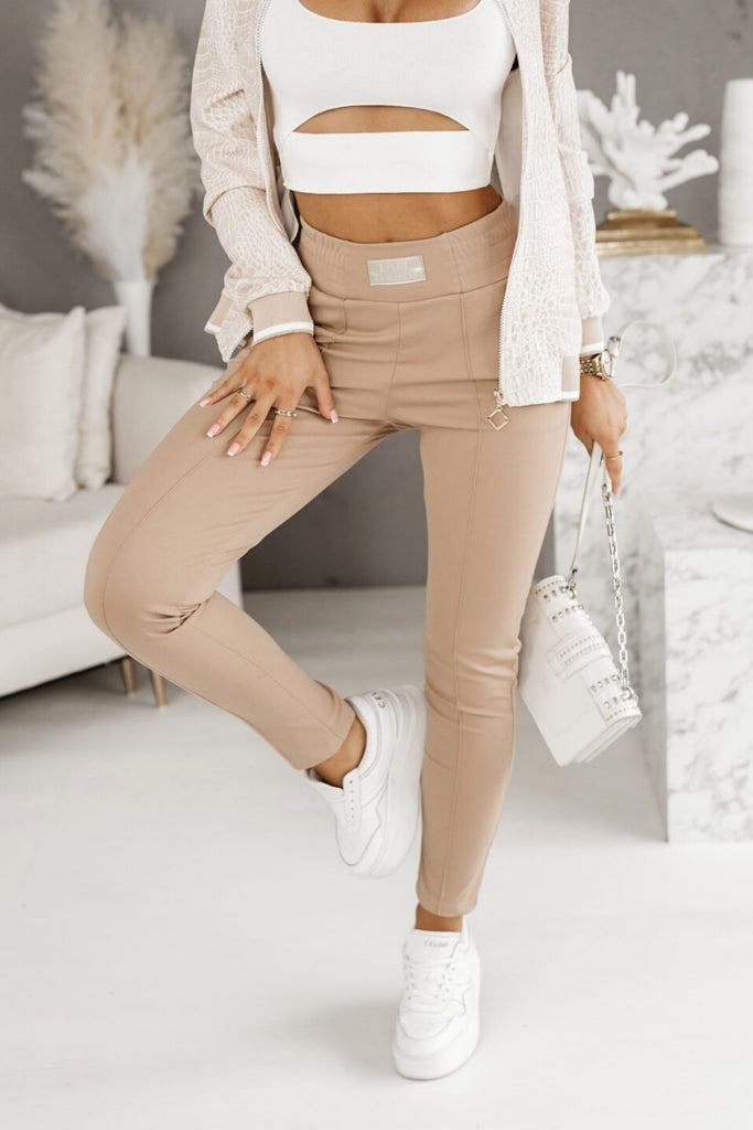 Pantaloni sportivi colore beige scuro in cotone con tasche laterali e vita elasticizzata