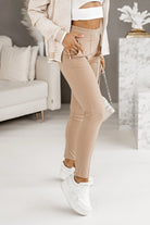 Pantaloni sportivi beige scuro in cotone con tasche laterali e vita elasticizzata, marca Moda-Mania.