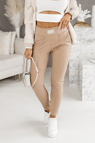 Pantaloni sportivi beige scuro in cotone con tasche laterali e vita elasticizzata, marca Moda-Mania, vestibilità comoda e casual