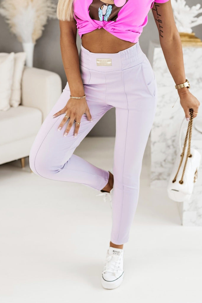 Pantaloni sportivi colore lilla lavanda in cotone con tasche laterali e e vita elasticizzata