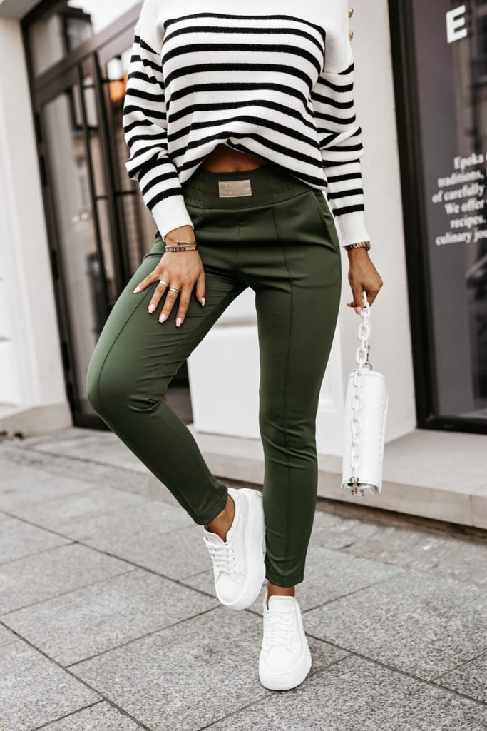 Pantaloni sportivi colore verde kaki in cotone con tasche laterali e vita elasticizzata