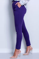 Pantaloni sportivi viola in cotone con tasche laterali e vita elasticizzata, marca Moda-Mania, immagine frontale.
