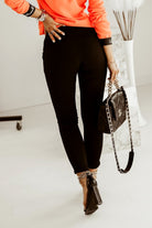 Pantaloni sportivi neri in cotone con tasche laterali e nastro decorativo in vita, marca Moda-Mania.