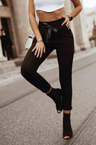 Pantaloni sportivi neri Moda-Mania in cotone con tasche laterali e nastro decorativo in vita, stile casual e comodo.