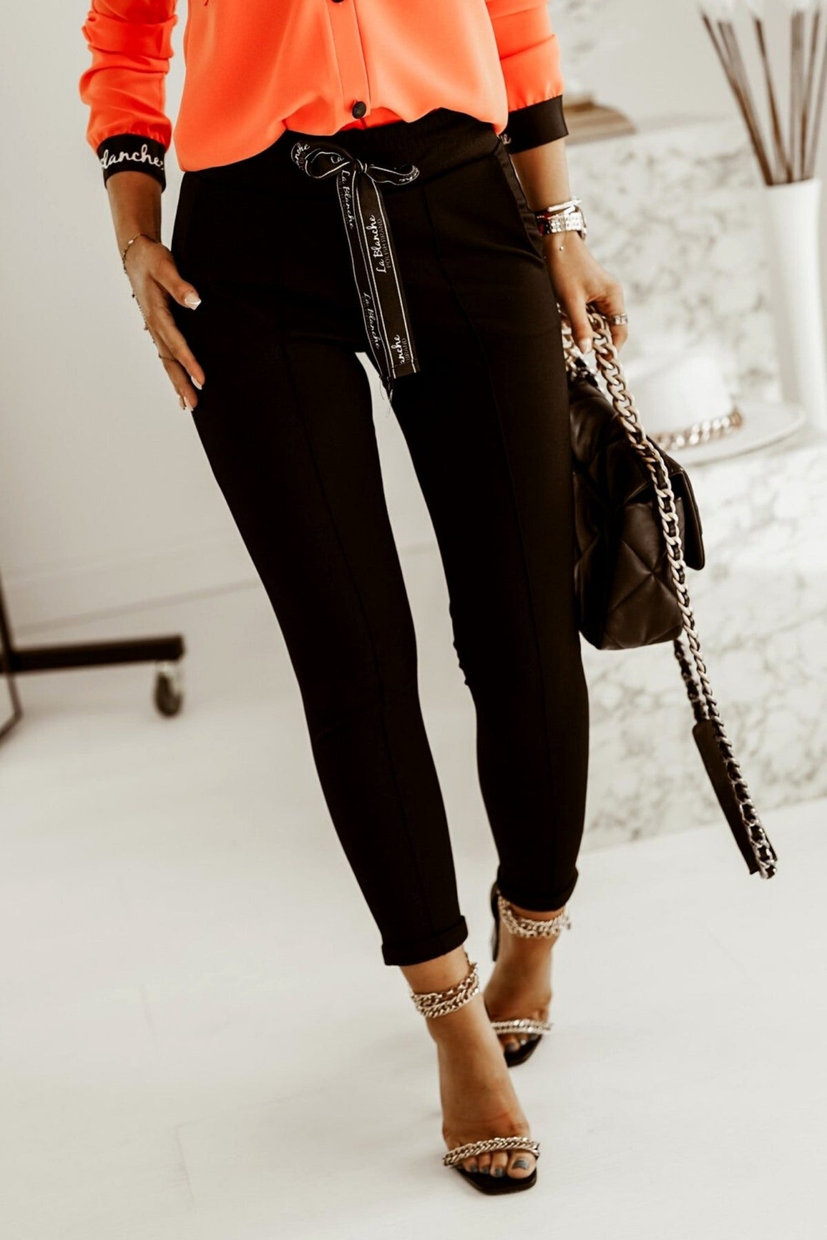 Pantaloni sportivi neri in cotone Moda-Mania con tasche laterali e nastro decorativo in vita, vestibilità comoda e stile casual.