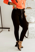Pantaloni sportivi neri in cotone Moda-Mania con tasche laterali e nastro decorativo in vita, stile casual e comodo.