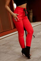 Pantaloni sportivi rossi in cotone Moda-Mania con tasche laterali e nastro decorativo in vita, comodi e casual.
