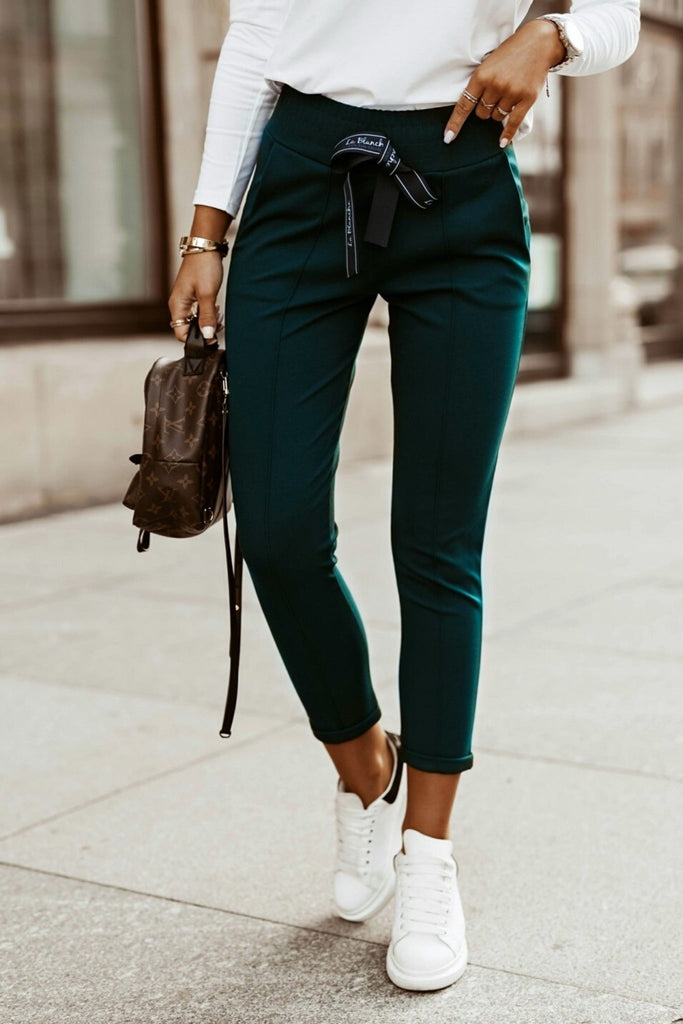 Pantaloni sportivi verde scuro in cotone con tasche laterali e nastro decorativo vita