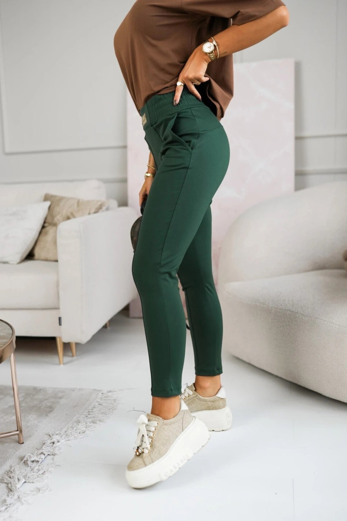 Pantaloni sportivi verdi smeraldo in cotone con tasche laterali e vita elasticizzata, marca Moda-Mania, abbigliamento sportivo.